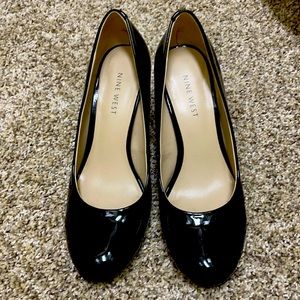 Nine West black patent leather pumps